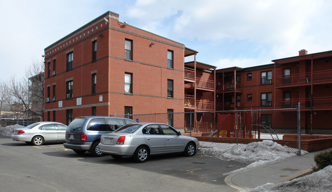 529 S Summer St in Holyoke, MA - Foto de edificio - Building Photo