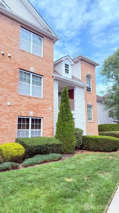 1091 Morning Glory Dr in Monroe Township, NJ - Foto de edificio
