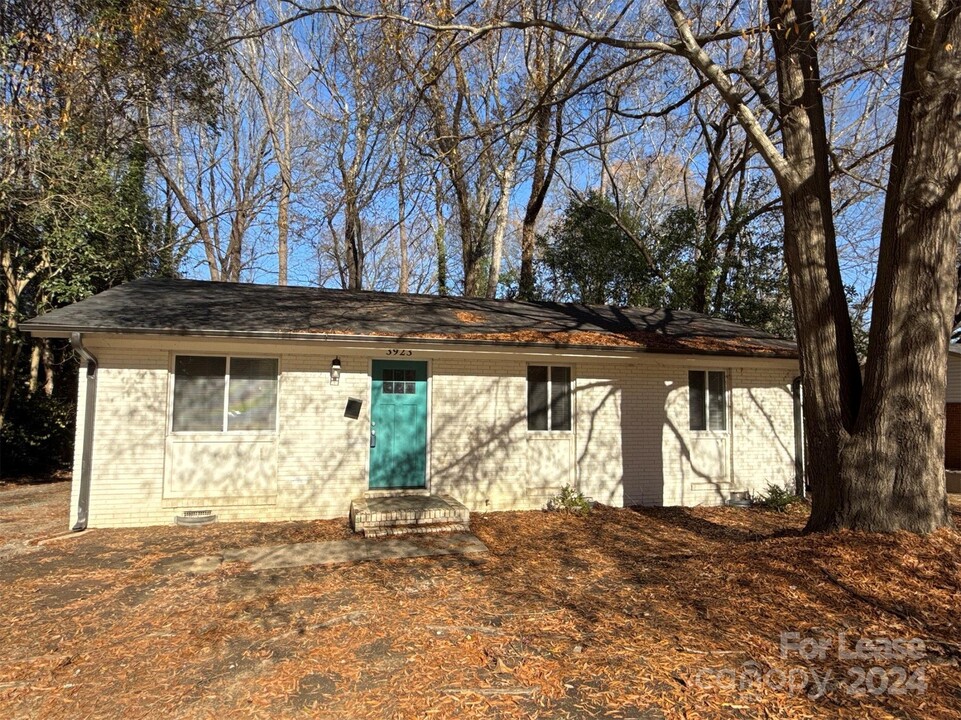 3923 Colebrook Rd in Charlotte, NC - Building Photo