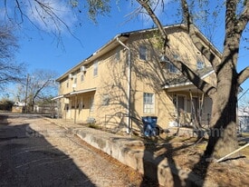 813 N University St in Seminole, OK - Building Photo