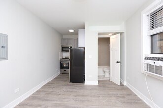 510 W Belmont Ave, Unit D4 in Chicago, IL - Building Photo - Building Photo