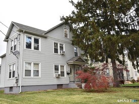 121 Cambridge St in West Hartford, CT - Building Photo