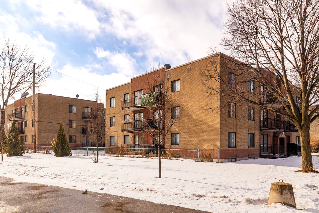 7400 André-Ampère Av in Montréal, QC - Building Photo