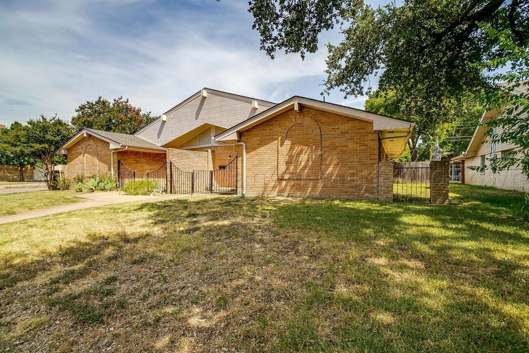 13305 Southview Ln in Dallas, TX - Building Photo