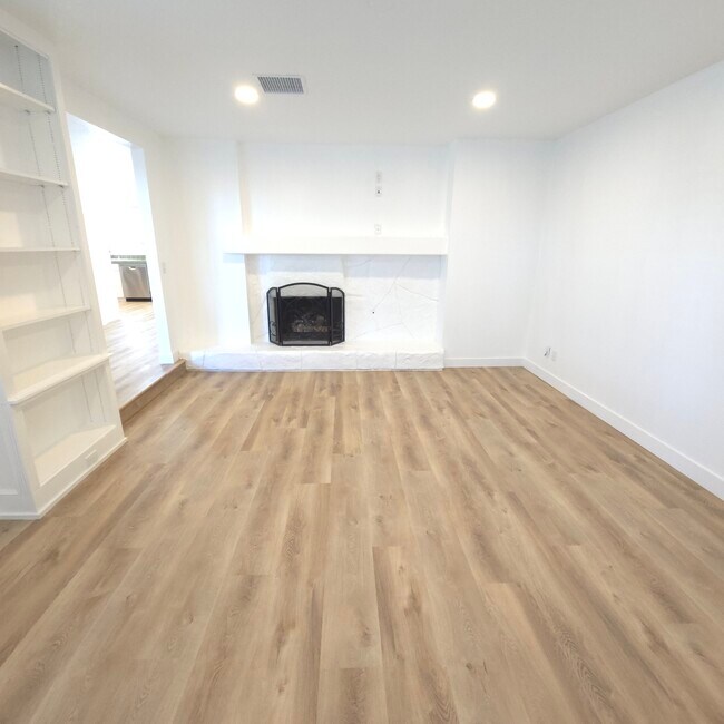 90 Lupe Ave in Thousand Oaks, CA - Foto de edificio - Building Photo