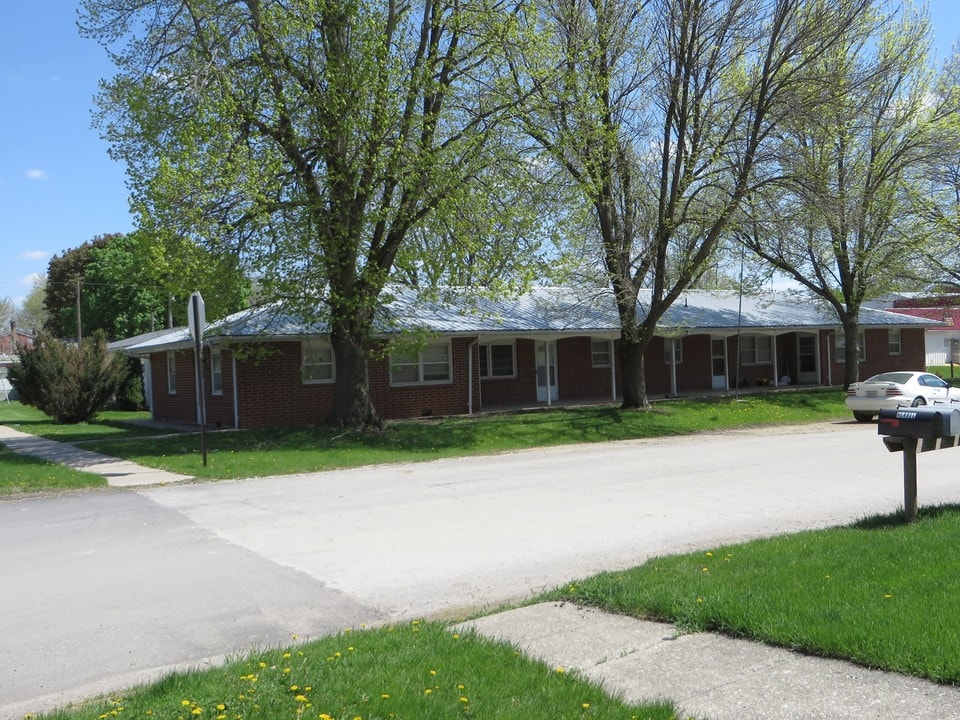 108 W Benton St in Fontanelle, IA - Foto de edificio