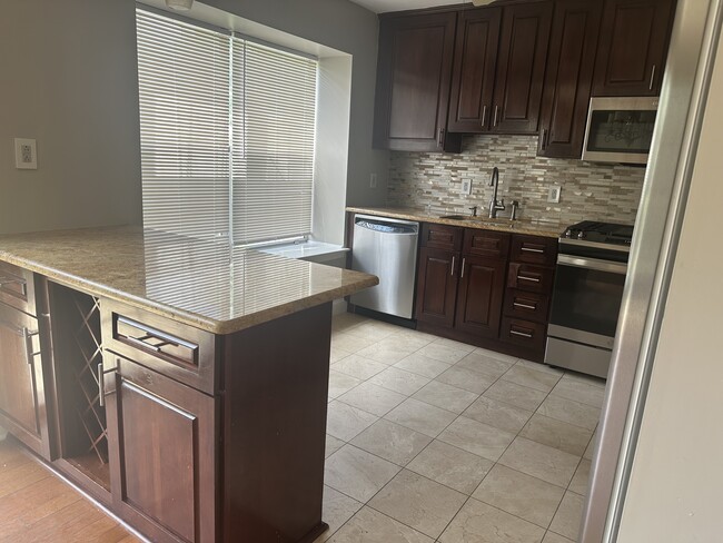 131 Country Club Dr, Unit The Pointe in Union Township, NJ - Building Photo - Building Photo