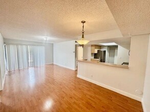 9288 W Atlantic Blvd in Coral Springs, FL - Foto de edificio - Building Photo
