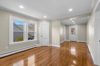 54 Locust Ave, Unit 2 in Danbury, CT - Building Photo - Building Photo