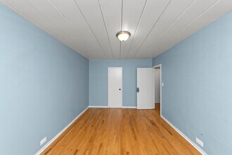 1360 W Touhy Ave in Chicago, IL - Building Photo - Building Photo