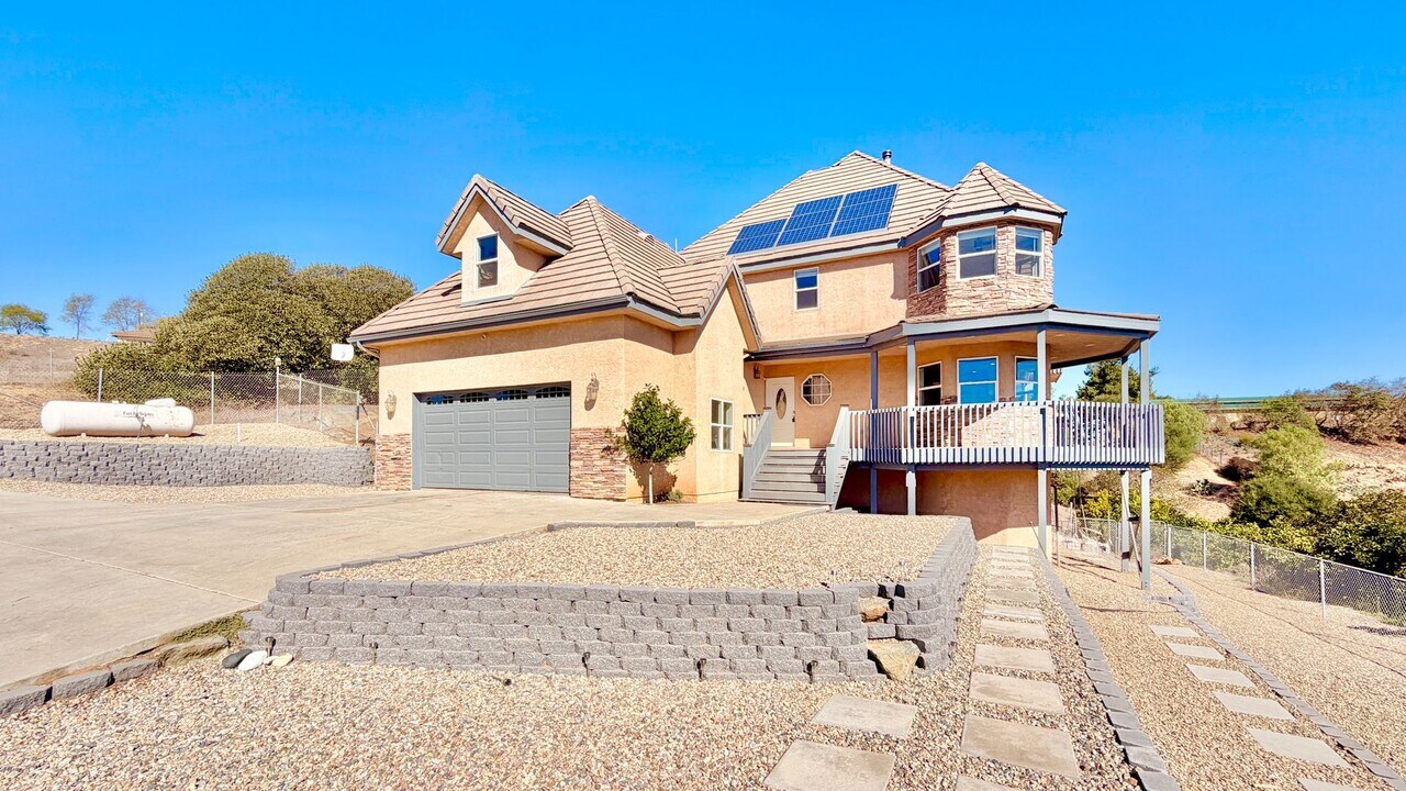 32555 Mesa Lilac Rd in Escondido, CA - Building Photo