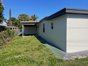 1724 NE 176th St in North Miami Beach, FL - Building Photo - Building Photo