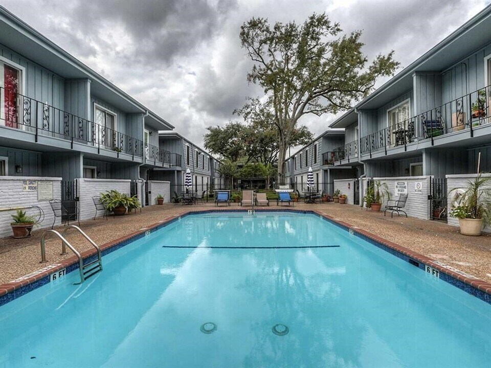 1901 S Voss Rd in Houston, TX - Building Photo