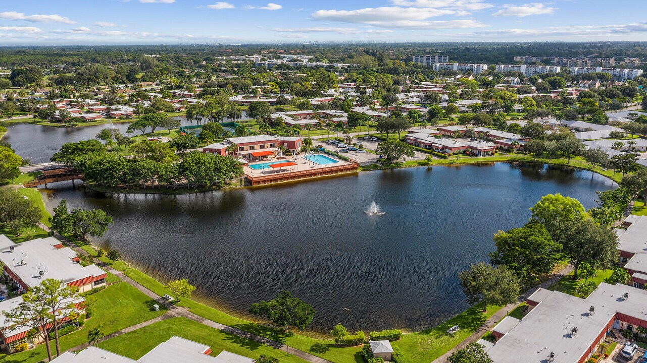 811 Salem Ln in Greenacres, FL - Building Photo