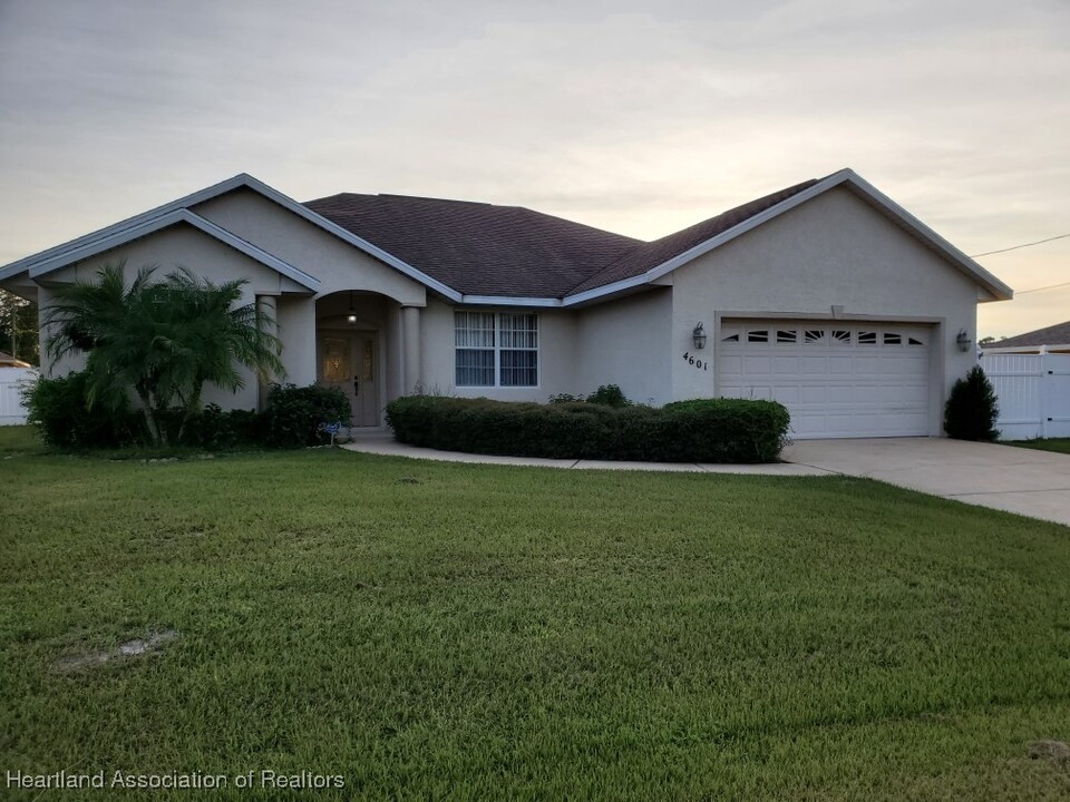 4601 Sturgeon Dr in Sebring, FL - Building Photo