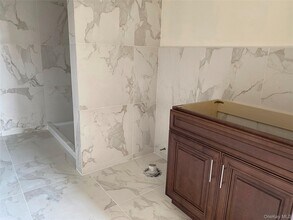 21 Cedar Swamp Rd in Glen Cove, NY - Building Photo - Building Photo