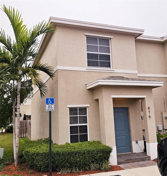476 NE 4th St in Florida City, FL - Building Photo