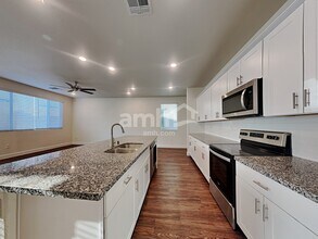 678 N Water St in Henderson, NV - Foto de edificio - Building Photo