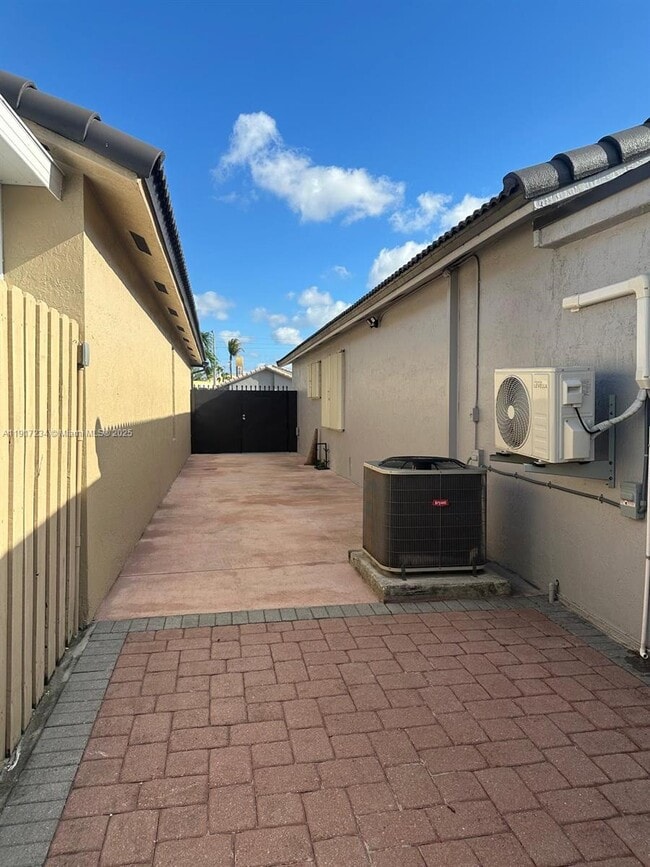2753 W 68th Pl in Hialeah, FL - Building Photo - Building Photo