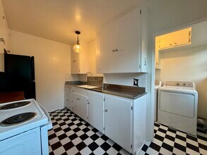 5560 Village Grn, Unit 5560 Village Grn in Los Angeles, CA - Foto de edificio - Building Photo