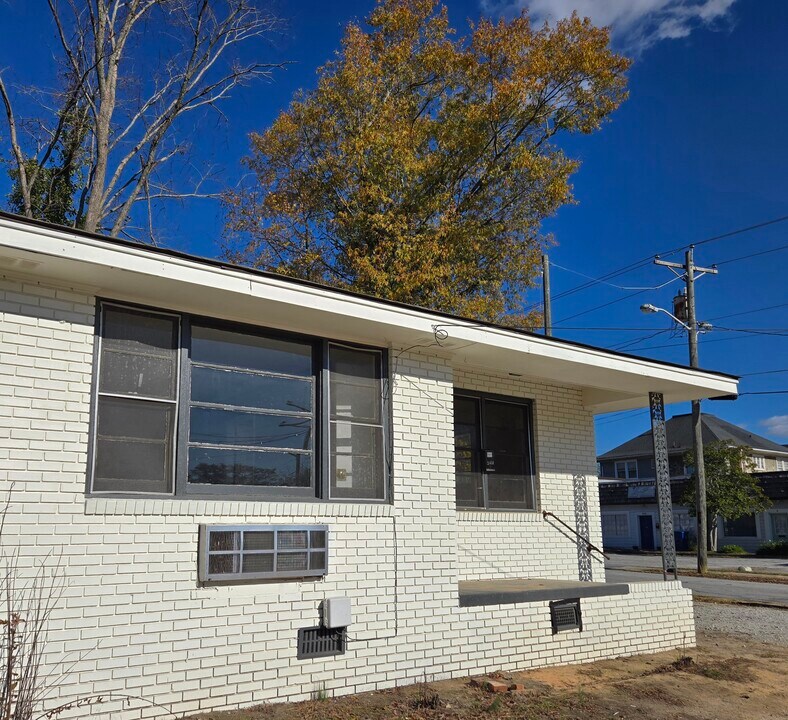 102 Merriman Ave in Greenwood, SC - Foto de edificio