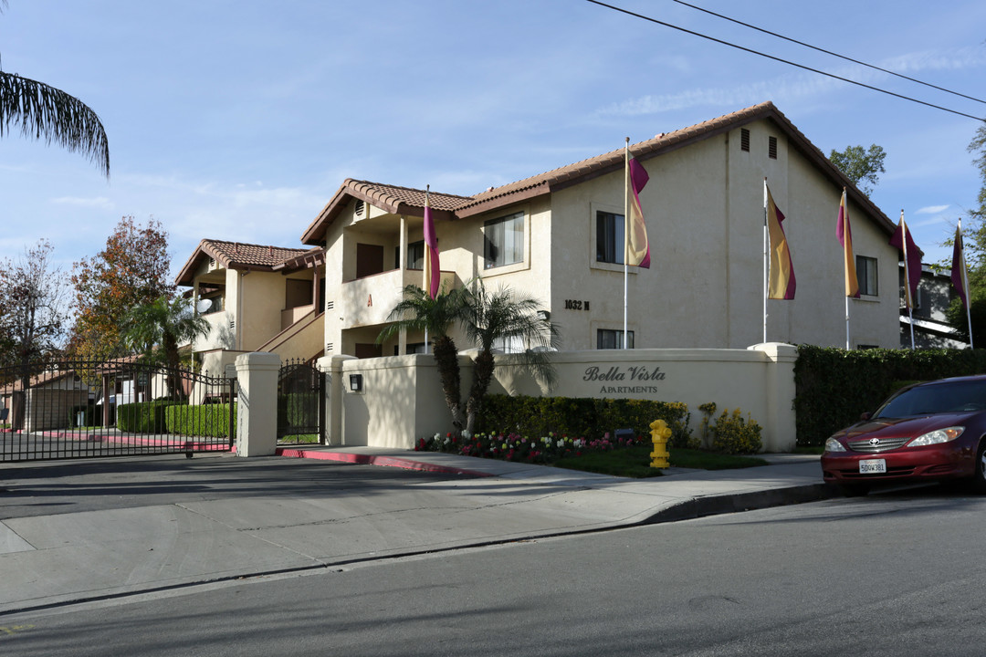 Bella Vista in Rialto, CA - Foto de edificio