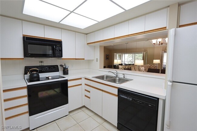 5637 Turtle Bay Dr in Naples, FL - Building Photo - Building Photo