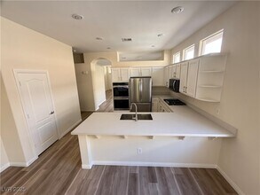10657 Sapphire Vista Ave in Las Vegas, NV - Foto de edificio - Building Photo