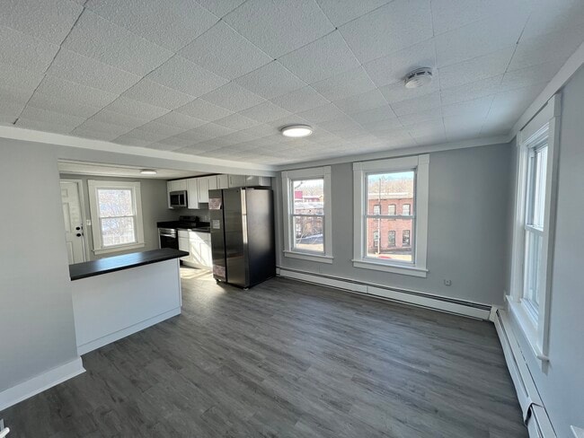 4 Starr Plz, Unit 2nd Floor in East Hampton, CT - Foto de edificio - Building Photo
