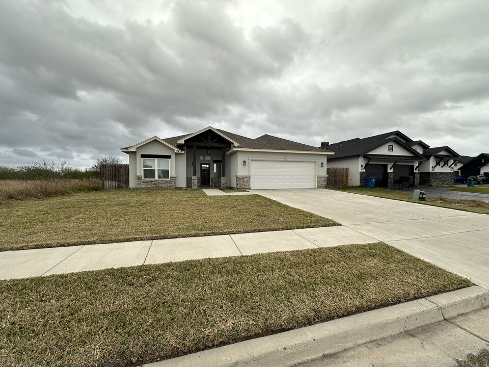 102 Gardenia Dr in Los Fresnos, TX - Building Photo