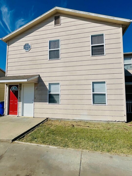 822 Windwood Dr in Junction City, KS - Foto de edificio