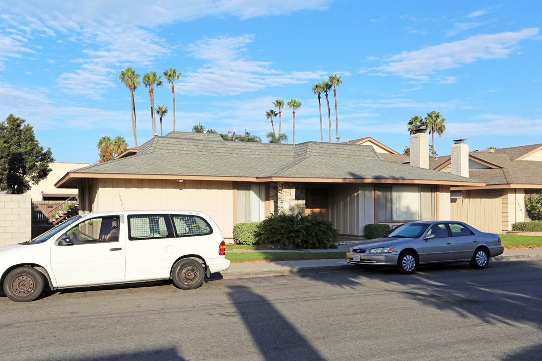 16571 Kellog Cir in Huntington Beach, CA - Foto de edificio