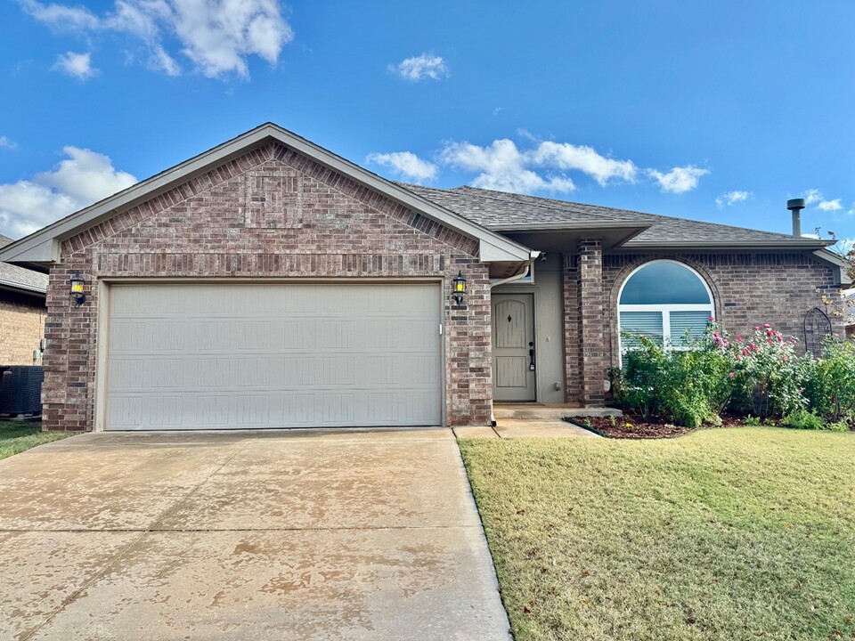 18200 Camborne Ave in Edmond, OK - Building Photo