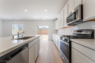 105 Cameron Chase Ave in Henderson, NV - Building Photo - Building Photo