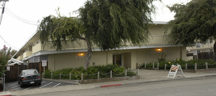 Newport Apartments in San Leandro, CA - Foto de edificio - Building Photo