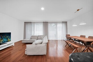 21385 Marina Cove Cir in Miami, FL - Building Photo - Building Photo