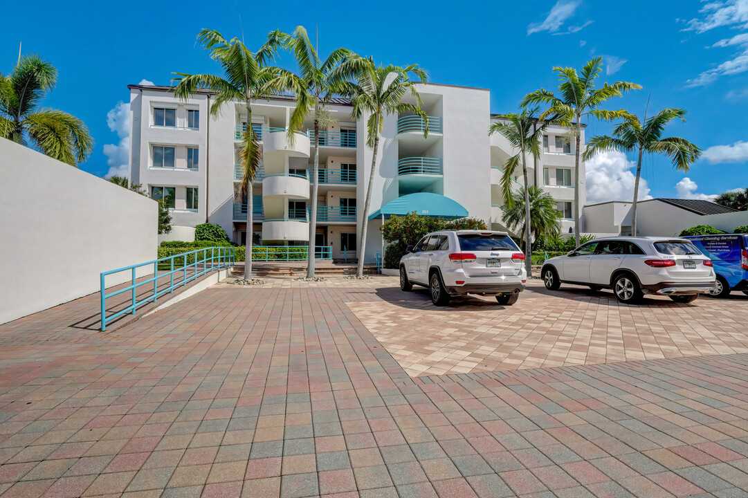 1 Park Shore Dr in Naples, FL - Building Photo