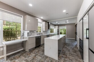 1002 Amesbury Ct in Huntsville, TX - Building Photo - Building Photo