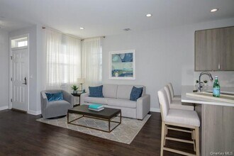 121 Sutton Ct in Mount Sinai, NY - Building Photo - Building Photo