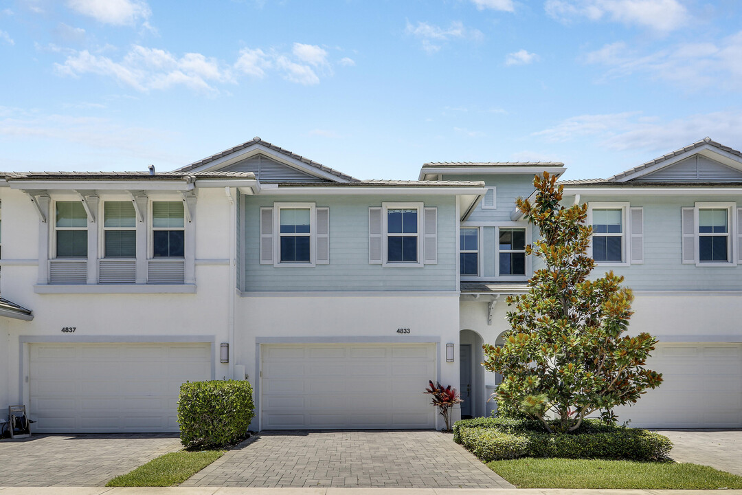 4833 Pointe Midtown Rd in Palm Beach Gardens, FL - Building Photo