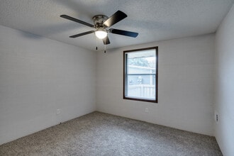 Wentworth in Roseville, MI - Foto de edificio - Interior Photo