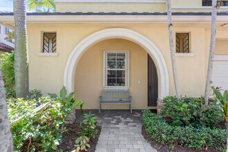 1043 Vintner Blvd in Palm Beach Gardens, FL - Building Photo - Building Photo
