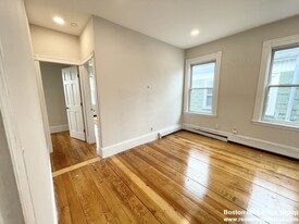 274 E Cottage St, Unit 3 in Boston, MA - Building Photo - Building Photo