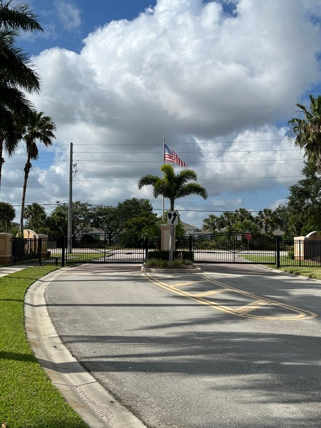 2900 65th Dr in Vero Beach, FL - Foto de edificio - Building Photo