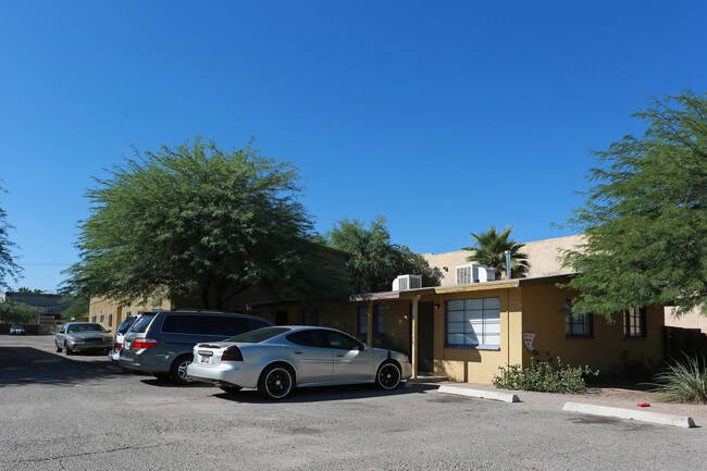 5126-5140 E Bellevue Ave in Tucson, AZ - Foto de edificio - Building Photo