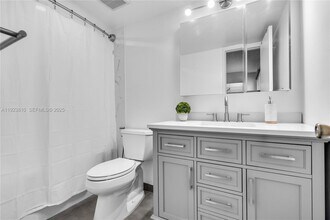 341 W Park Dr in Miami, FL - Foto de edificio - Building Photo