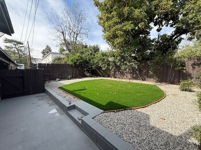 2830 Montrose Ave in Montrose, CA - Building Photo - Building Photo