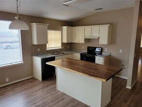 240 Tulane Dr in Glenn Heights, TX - Building Photo - Building Photo