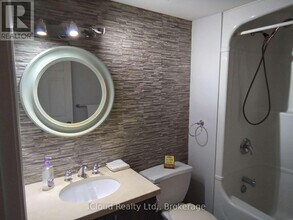 1450 Bishops Gate in Oakville, ON - Building Photo - Building Photo