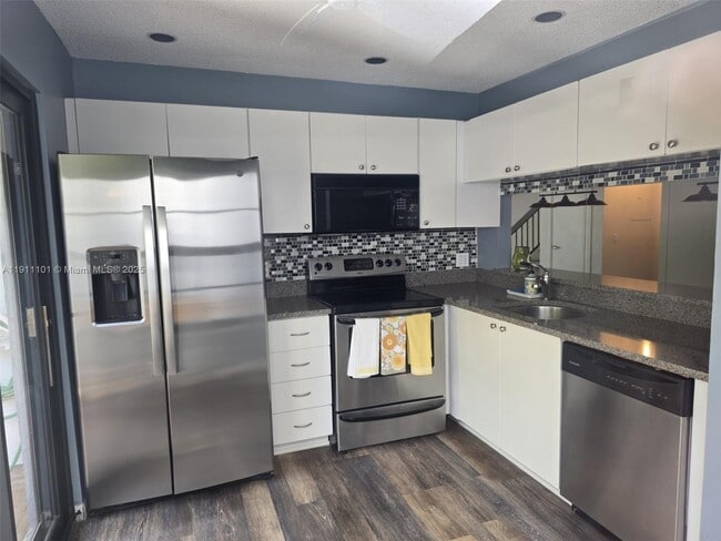 20900 Leeward Ct in Miami, FL - Building Photo - Building Photo